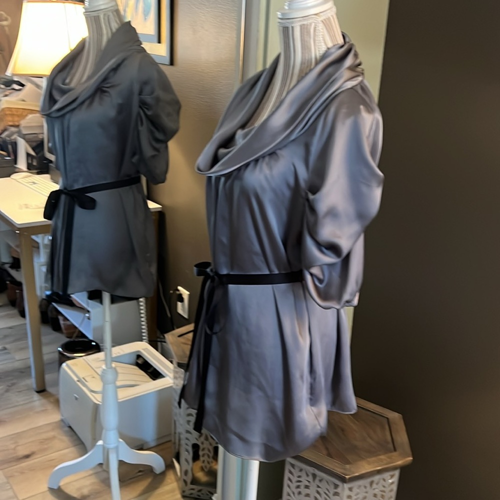 1 hour sale. BCBG Maxazria, gray blouse, size small - Picture 5 of 8